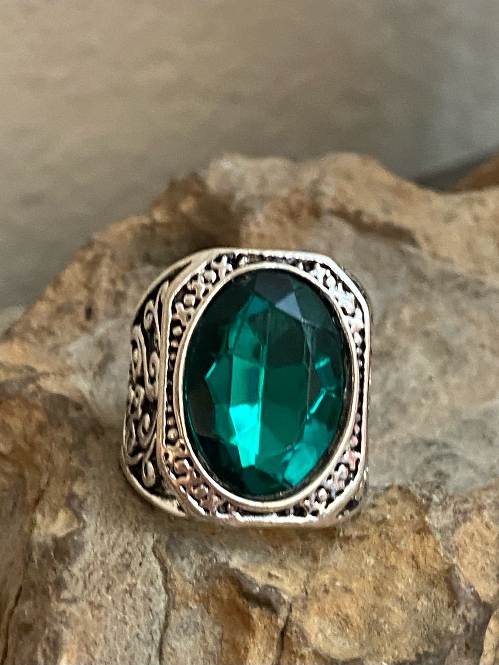5/$10❤️❤️❤️NEW Silver Tone Zinc Alloy Green Acrylic Fashion Ring